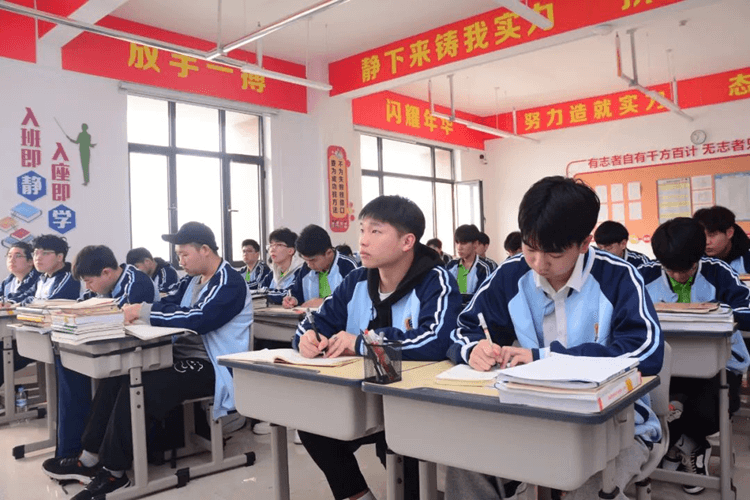 高一高二成績不理想？成都新華助你升學就業兩不誤！